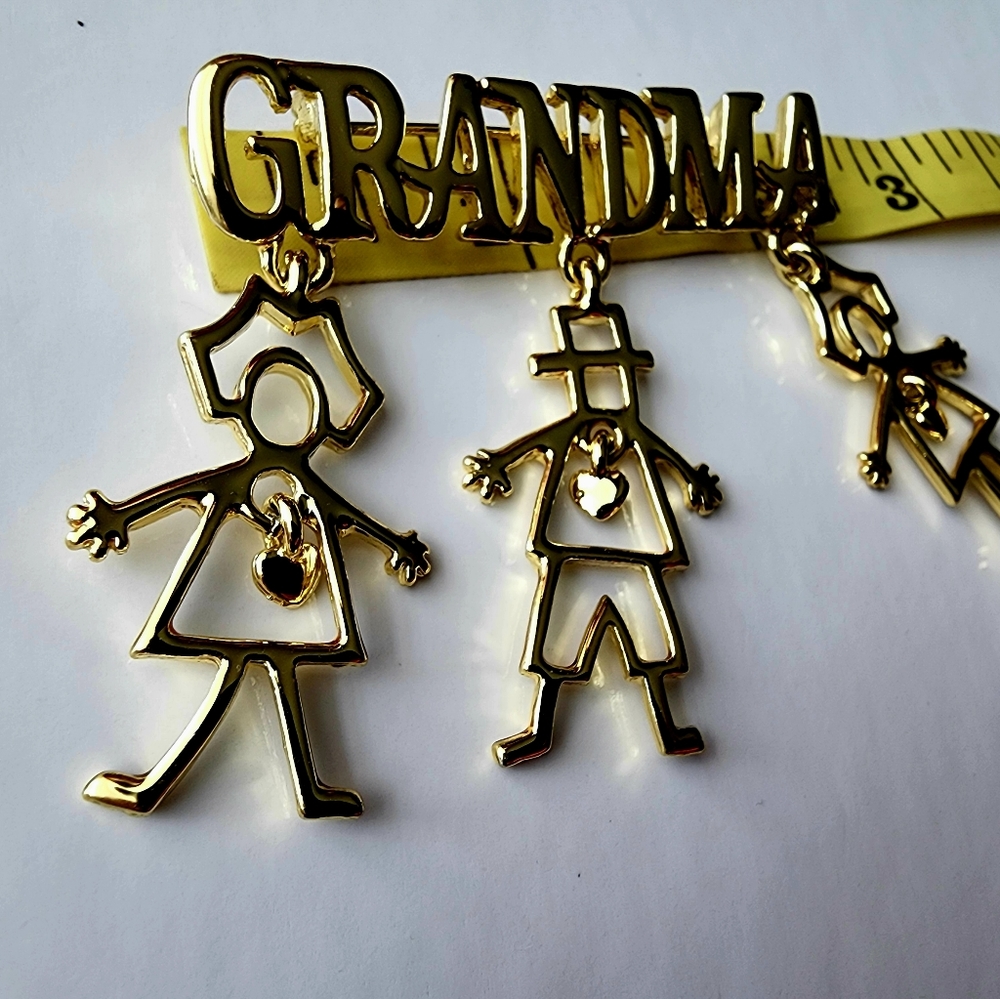 Gold Grandma brooch with family charms, gift for grandmother - Picture 5 of 6